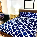 Very Private, Next To Manhattan 2 Bedroom Apt With Backyard