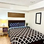 Very Private, Next To Manhattan 2 Bedroom Apt With Backyard