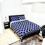 Very Private, Next To Manhattan 2 Bedroom Apt With Backyard