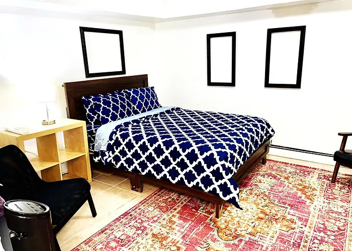 Very Private, Next To Manhattan 2 Bedroom Apt With Backyard