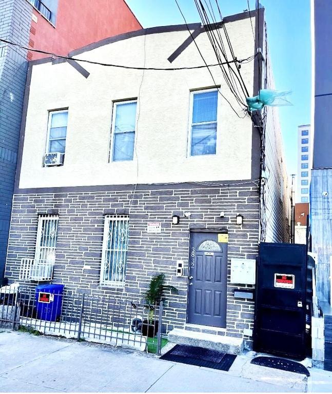 Apartment Very Private, Next To Manhattan 2 Bedroom Apt With Backyard *