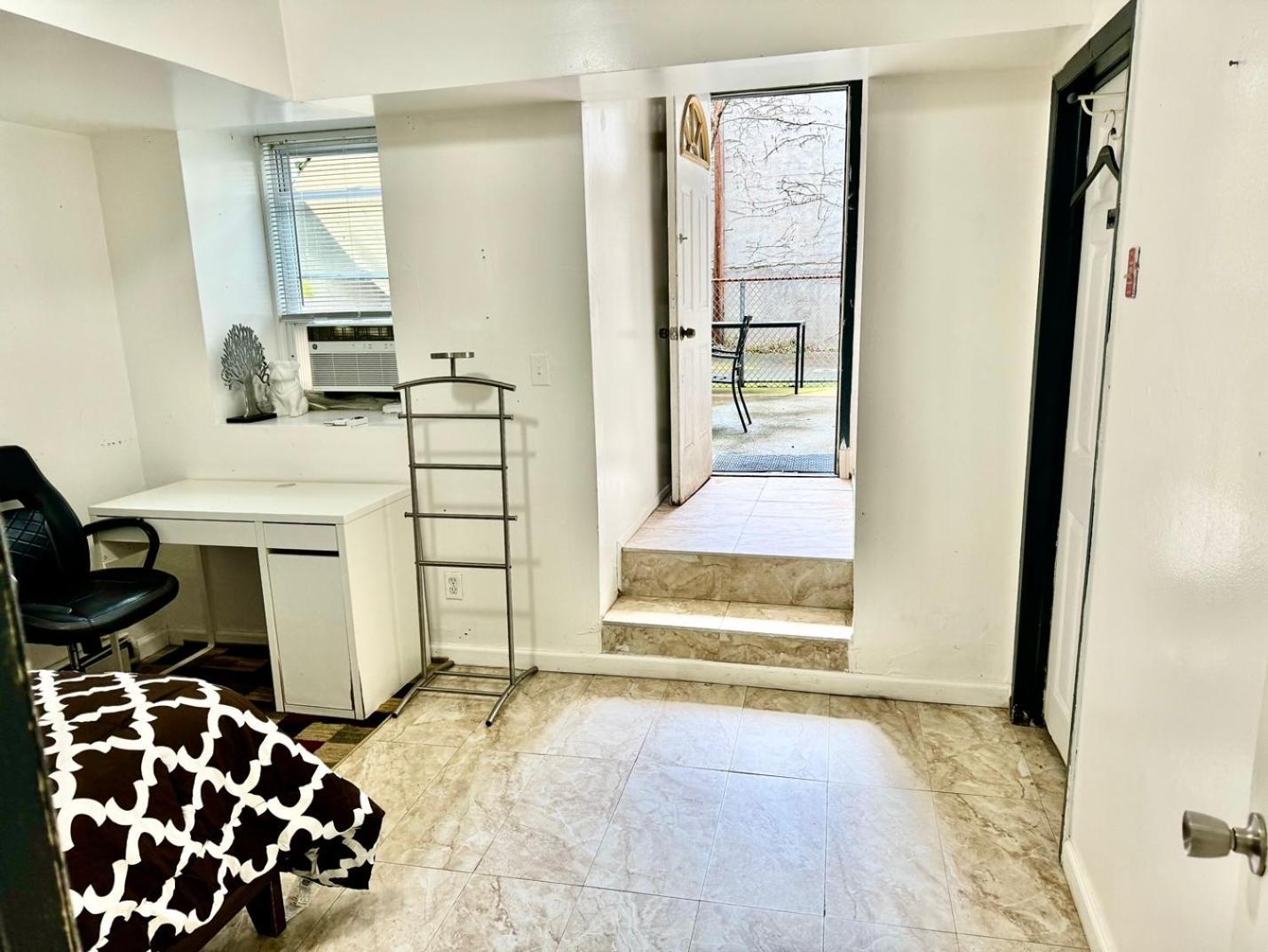Apartment Very Private, Next To Manhattan 2 Bedroom Apt With Backyard New York