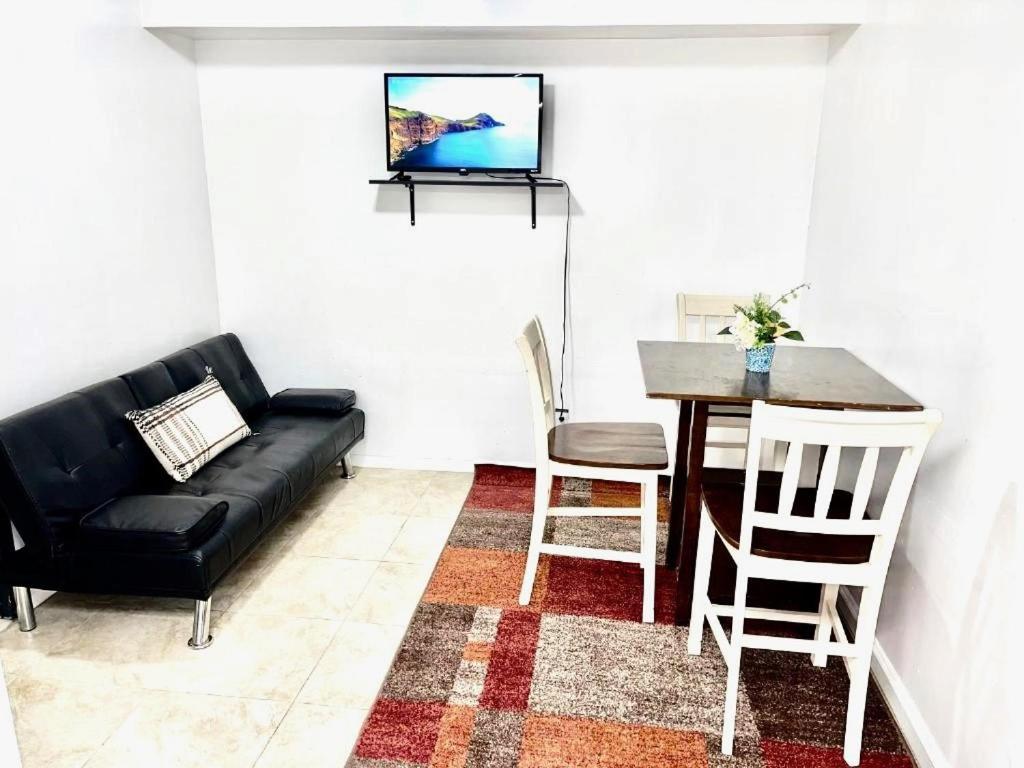 Very Private, Next To Manhattan 2 Bedroom Apt With Backyard Apartment New York