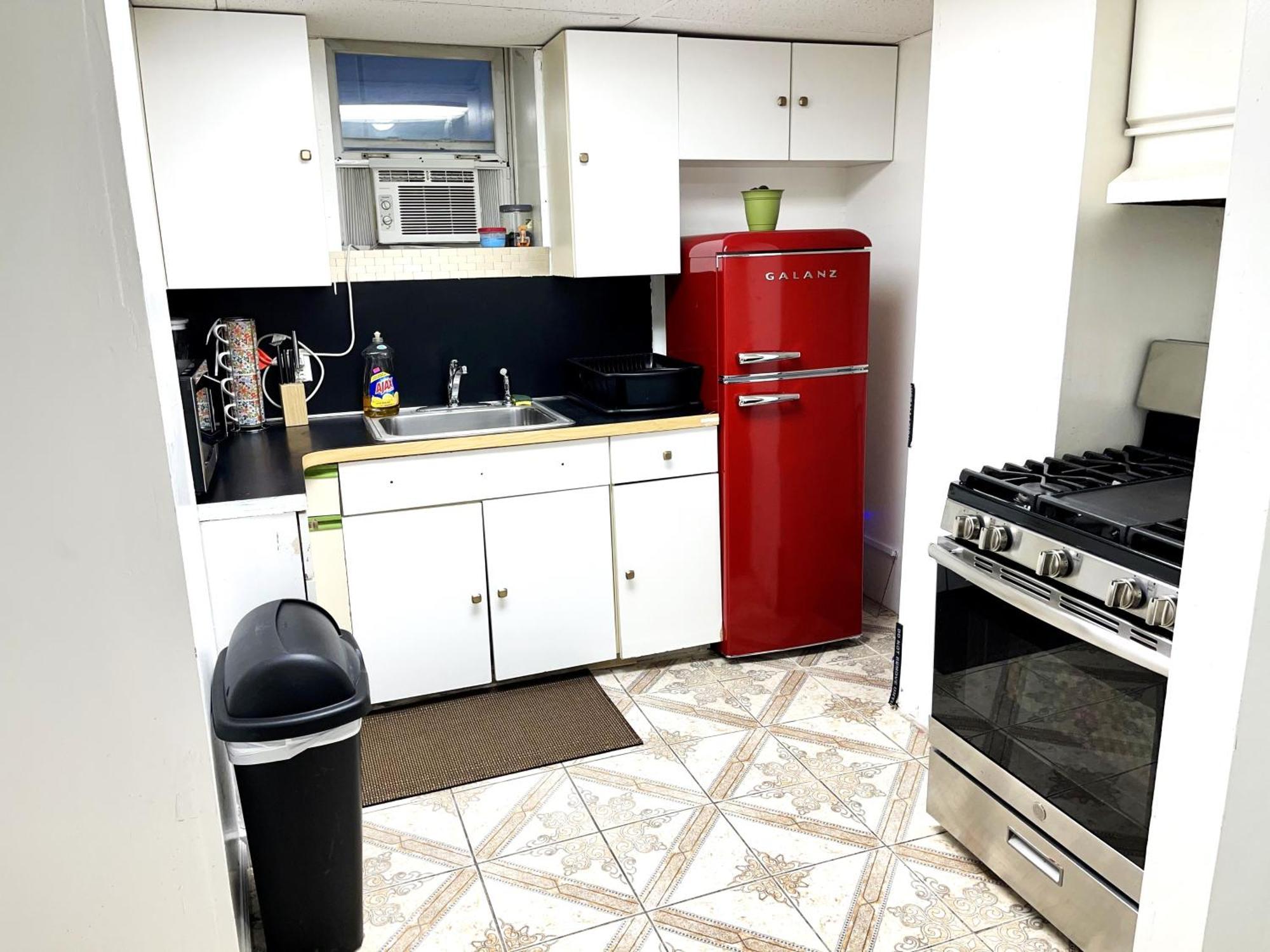 Apartment Very Private, Next To Manhattan 2 Bedroom Apt With Backyard *