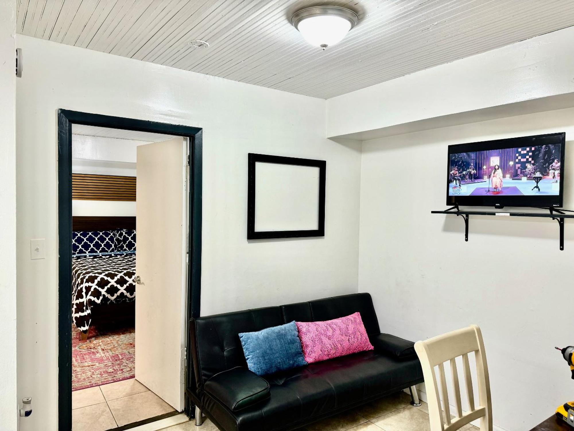 Very Private, Next To Manhattan 2 Bedroom Apt With Backyard