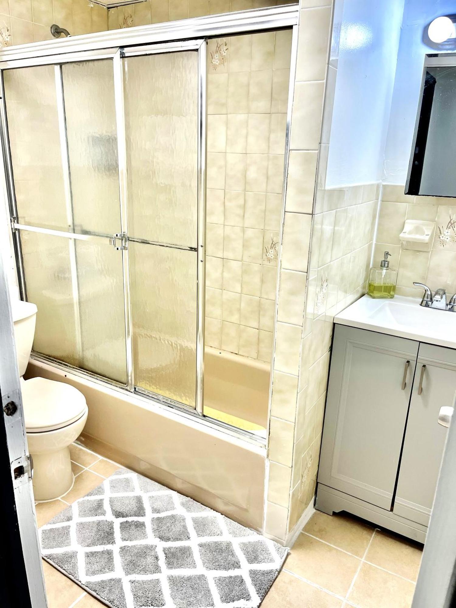 Very Private, Next To Manhattan 2 Bedroom Apt With Backyard *